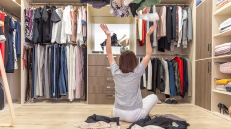 如何整理你的步入式衣櫥| 今天簡化存儲的 7 個(gè)簡單技巧